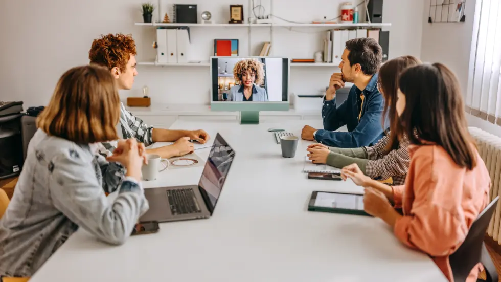 Effective communication in hybrid teams bridging remote and office work